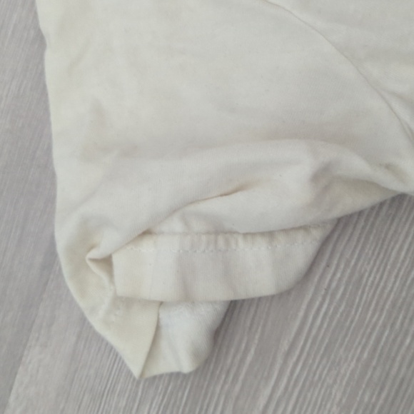 2 for $10 Boys Levi's T-shirt Off-white Used condition - Picture 4 of 4